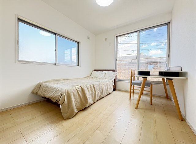 【洋室】 | 志木市柏町2丁目　中古一戸建住宅　(丸井志木店) | バルコニーへ直接出入りできる約5.3帖の洋室は、洗濯物や布団干しもスムーズ。
2面採光により明るく風通しの良い空間で、毎日を快適にお過ごしいただけます。