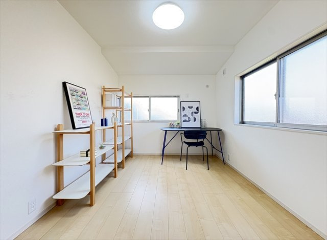 【洋室】 | 志木市柏町2丁目　中古一戸建住宅　(丸井志木店) | 2方向に窓を設けた6帖の洋室は、採光と通風に配慮した設計。毎日を心地よく過ごせる、開放感のある一室です。