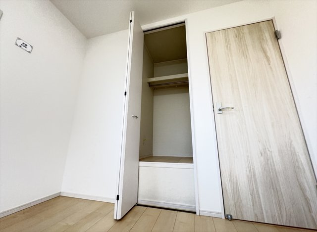 【収納】 | 志木市柏町2丁目　中古一戸建住宅　(丸井志木店) | 階段上のスペースを有効活用した収納を設置。季節用品や日用品のストックなどをすっきり整理でき、お部屋を広く使えます。