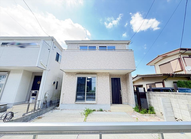 【外観】 | 志木市柏町2丁目　中古一戸建住宅　(丸井志木店) | 販売現地／2026年7月9日撮影　
防犯性と品格を兼ね備えた、跳ね上げ門扉付き邸宅。