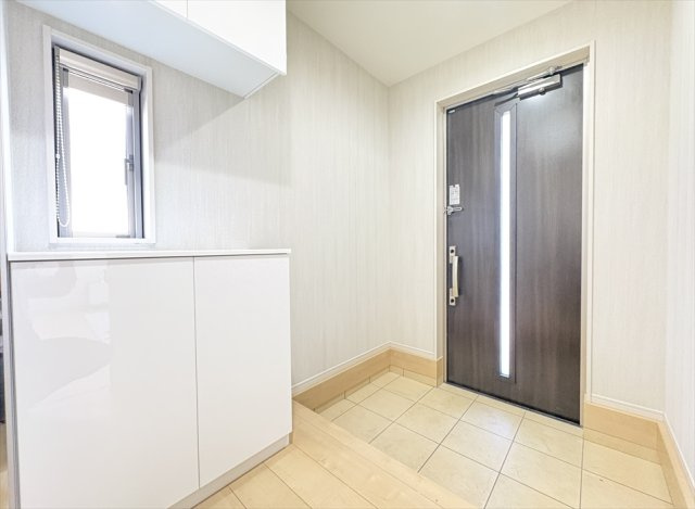【玄関】 | 志木市柏町2丁目　中古一戸建住宅　(丸井志木店) | 玄関ドアからやさしい陽光が差し込み、明るく開放的な玄関空間を演出。毎日の「いってきます」と「ただいま」を心地よく彩ります。