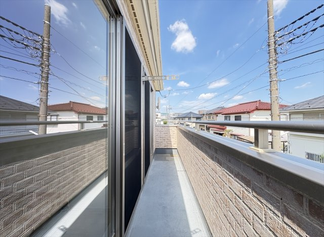 【バルコニー】 | 志木市柏町2丁目　中古一戸建住宅　(丸井志木店) | 2部屋に面したバルコニーは、開放感と利便性を兼ね備えた設計。洗濯や布団干しなど、毎日の家事を快適にサポートします。