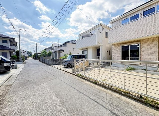 【前面道路含む現地写真】 | 志木市柏町2丁目　中古一戸建住宅　(丸井志木店) | 4.2ｍの前面道路は交通量が比較的少なく、落ち着いた住環境。 車の出し入れもしやすく、小さなお子さまがいるご家庭にも嬉しい住環境です。