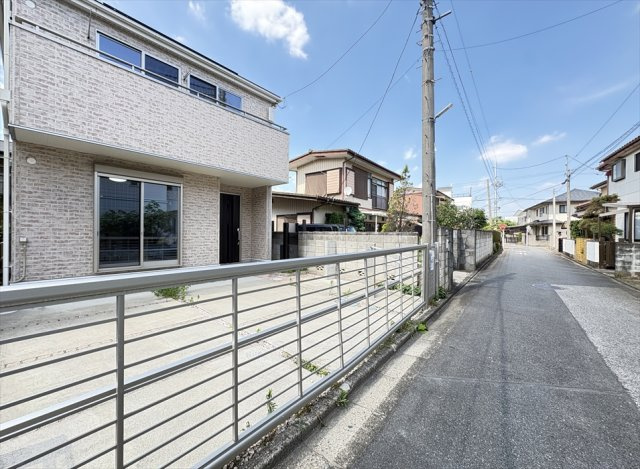 【前面道路含む現地写真】 | 志木市柏町2丁目　中古一戸建住宅　(丸井志木店) | 閑静な住宅街に位置し、前面道路は見通しの良いフラットな道路。 毎日の車の運転や自転車での移動もスムーズです。