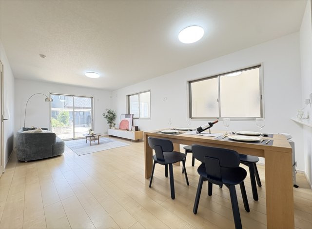 【居間・リビング】 | 志木市柏町2丁目　中古一戸建住宅　(丸井志木店) | 20帖の開放感あふれるLDK。ゆとりある空間設計で、ご家族みんなが心地よく過ごせる団らんの場となります。
