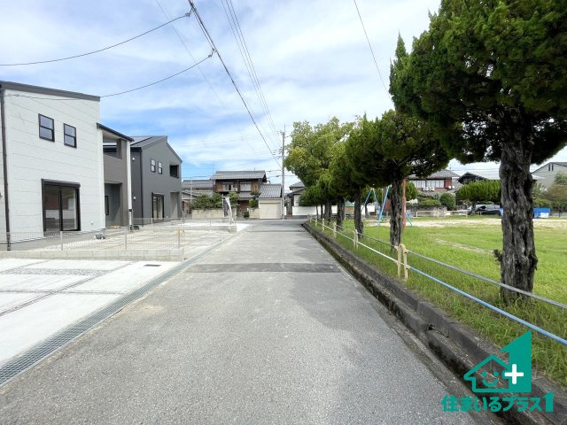 ★3(土)4(日)現地見学可能！★彦根市西今町　全3邸の前面道路含む現地写真|周辺は閑静な住宅街！前面道路広々で車の出し入れも便利です。駐車が苦手な方でも安心して車庫入れできます！