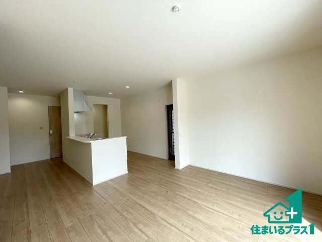 ★3(土)4(日)現地見学可能！★彦根市西今町　全3邸の居間・リビング|日当たり良好の明るいリビングで朝の目覚めもスッキリできそう！対面キッチンでご家族のコミュニケーションも自然と増える設計！小さなお子様が遊ぶスペースを作っても広々とくつろげるLDK！