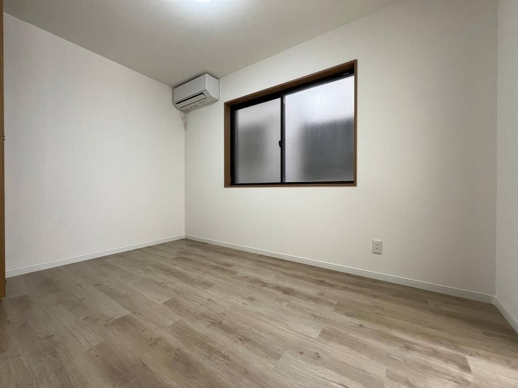 戸建 荒川区東尾久５丁目の洋室|現地ご見学希望・資料請求などお気軽にお問い合わせ下さい！
03-5990-5201
