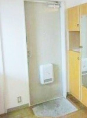 横浜市栄区鍛冶ケ谷２丁目のアパートの玄関