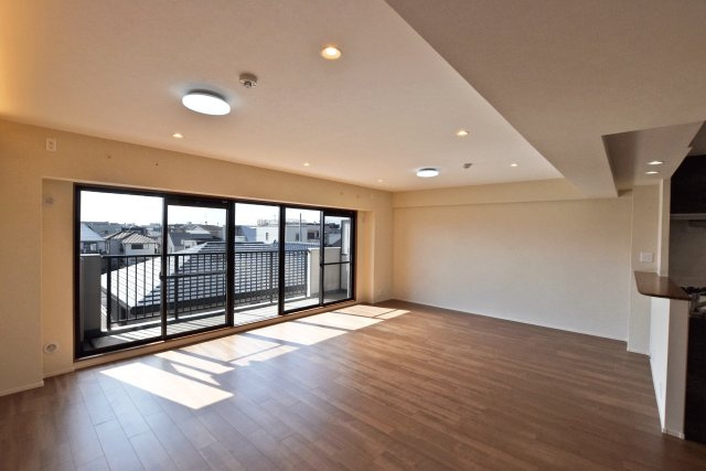 ディアエスタ・ミオ甲子園一番町の居間・リビング|ゆとりある広さを活かし、ご家族でのくつろぎ時間からご友人を招いてのホームパーティまで幅広くお使いいただけます。