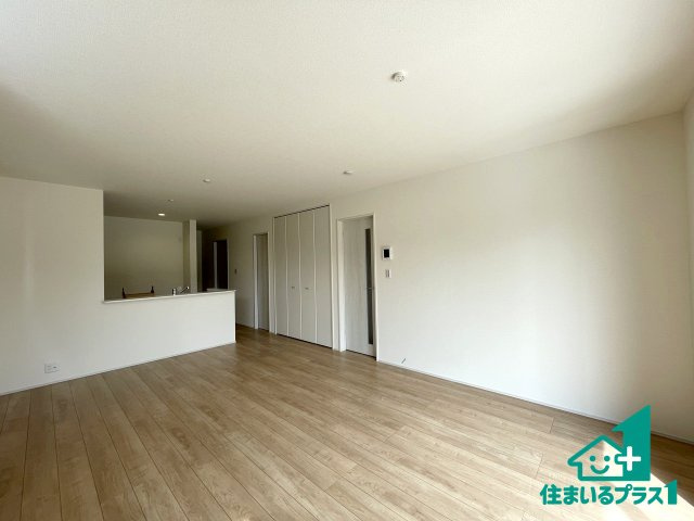★彦根市西今町　第5期　新築一戸建ての居間・リビング|シンプルなリビングは、観葉植物等のインテリアを楽しめますね！パパ好みにも、ママ好みにも家具次第で雰囲気を変えることができます！