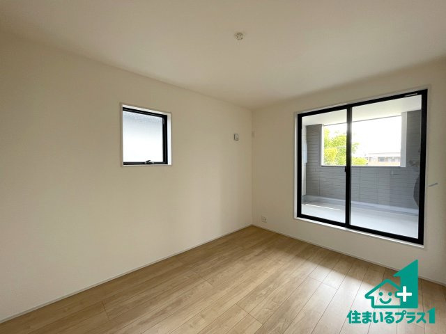★彦根市西今町　第5期　新築一戸建ての洋室|シンプルな洋室は、自分好みのインテリアが楽しめます♪ご家族とインテリアや家具を選びに行くのは入居時の醍醐味の一つです。ぜひお楽しみください♪