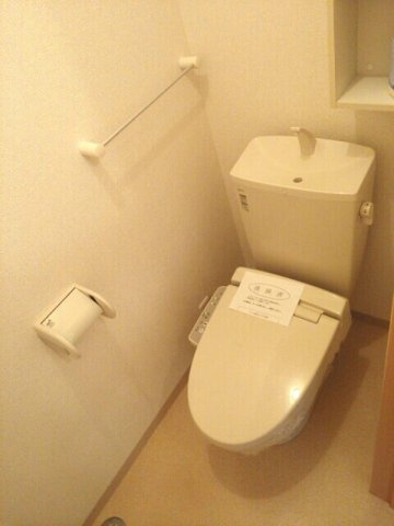 カーサ・セレーノのトイレ|落ち着いた色調のトイレです