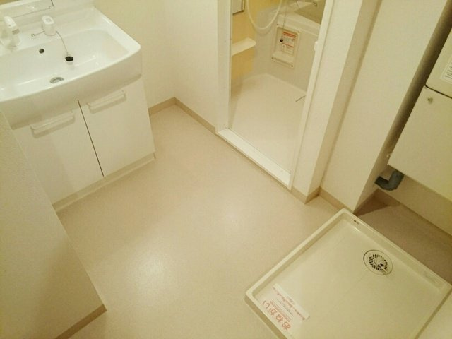 サンリット・かむいの洗面所|明るい洗面所です