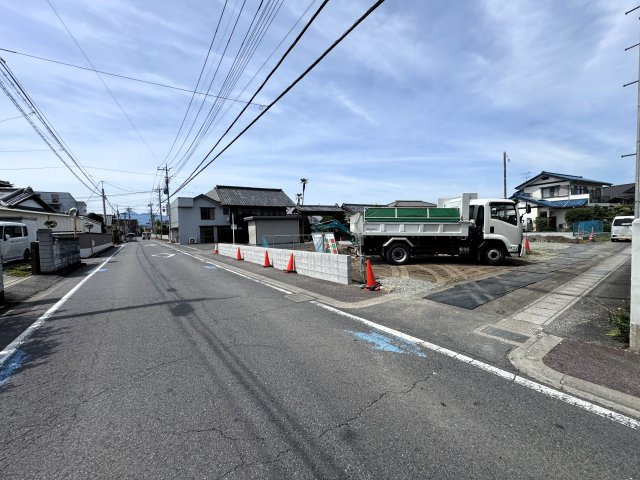 新築　高崎市下小鳥町1期　LiGNAGE　2号棟の前面道路含む現地写真|現地写真　西側接道幅員約7ｍ　北側接道幅員約ｍ