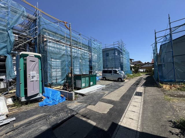 新築　高崎市下小鳥町1期　LiGNAGE　2号棟の前面道路含む現地写真|現地写真　南側接道幅員約4ｍ　北側接道幅員約2.9ｍ