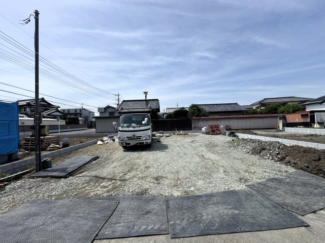 新築　高崎市下小鳥町1期　LiGNAGE　2号棟の駐車場|現地写真　駐車スペースは並列2～3台分可能です！

