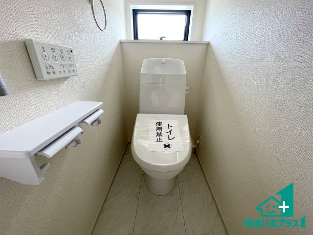 ★彦根市西今町　第5期　新築一戸建てのトイレ|1・2階の2ヶ所にあるので、朝の忙しい時間の順番待ちもなく、深夜の利用にも大変便利です。