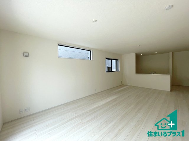 ★彦根市西今町　第5期　新築一戸建ての居間・リビング|日当たり良好の明るいリビングで朝の目覚めもスッキリできそう！対面キッチンでご家族のコミュニケーションも自然と増える設計！小さなお子様が遊ぶスペースを作っても広々とくつろげるLDK！