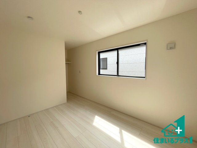 ★彦根市西今町　第5期　新築一戸建ての洋室|シンプルな洋室は、自分好みのインテリアが楽しめます♪ご家族とインテリアや家具を選びに行くのは入居時の醍醐味の一つです。ぜひお楽しみください♪