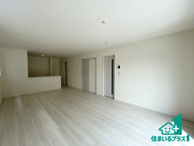 ★彦根市西今町　第5期　新築一戸建ての居間・リビング|シンプルなリビングは、観葉植物等のインテリアを楽しめますね！パパ好みにも、ママ好みにも家具次第で雰囲気を変えることができます！