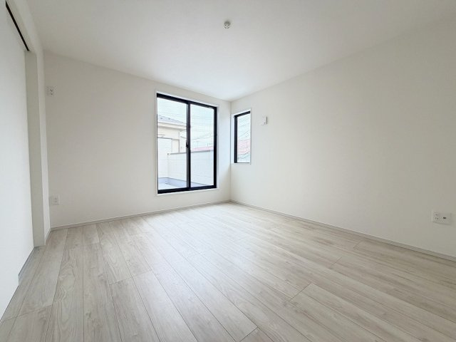 吉川市新栄2丁目　新築戸建　全1棟の洋室|バルコニーに面した明るい洋室10帖・主寝室としていかがでしょう