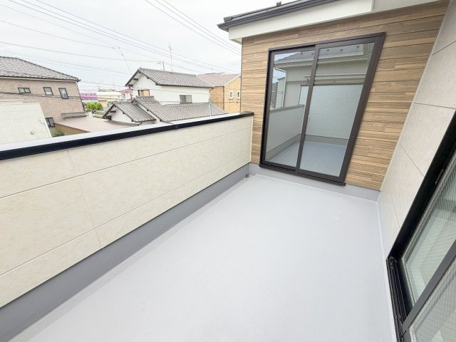 吉川市新栄2丁目　新築戸建　全1棟のバルコニー|南向きバルコニーにて陽当り良好