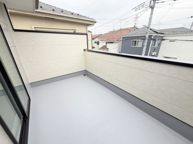 吉川市新栄2丁目　新築戸建　全1棟のバルコニー|南向きバルコニーにて陽当り良好