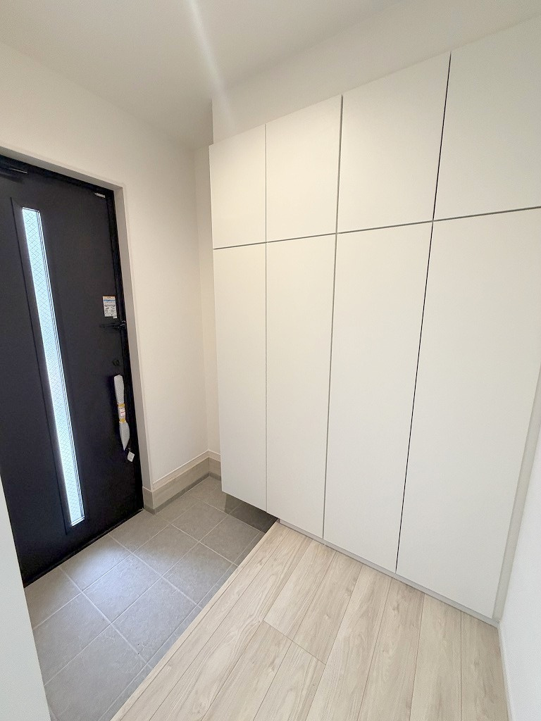 吉川市新栄2丁目　新築戸建　全1棟の玄関|トールタイプのシューズボックスでたっぷり収納出来ます