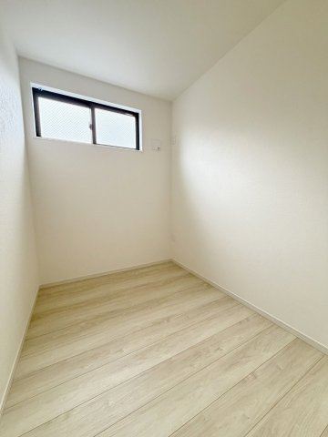 吉川市新栄2丁目　新築戸建　全1棟の洋室|居室や収納としても使える3帖の納戸です