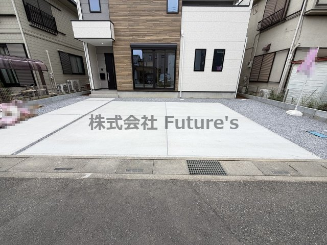 吉川市新栄2丁目　新築戸建　全1棟の駐車場|車を複数所有者にもオススメの並列4台可能