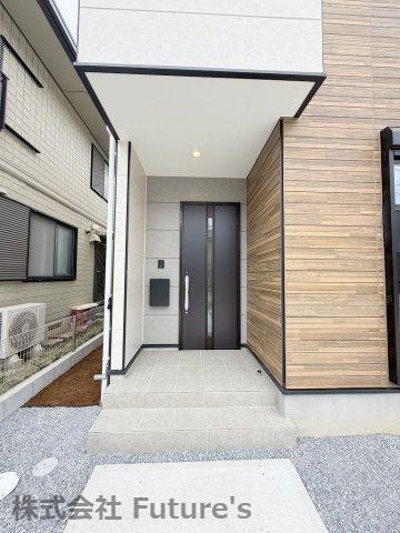 吉川市新栄2丁目　新築戸建　全1棟のエントランス|玄関アプローチ