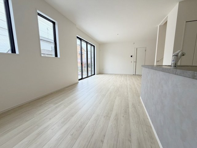 吉川市新栄2丁目　新築戸建　全1棟の居間・リビング|ソファやダイニングセットを置いてもゆとりのある25.6帖のリビング