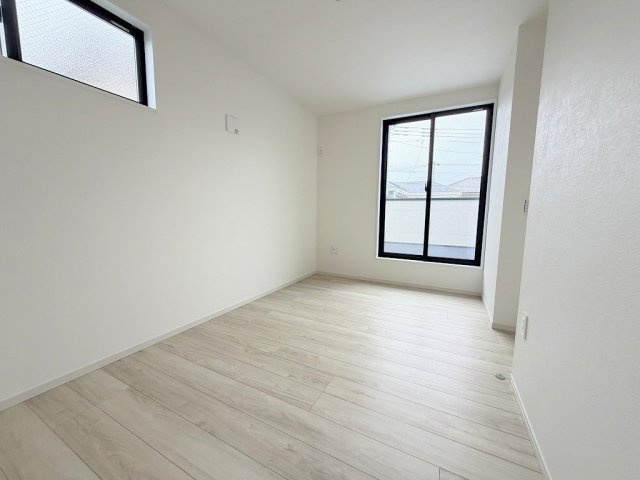 吉川市新栄2丁目　新築戸建　全1棟の洋室|バルコニーに面した明るい洋室5.5帖