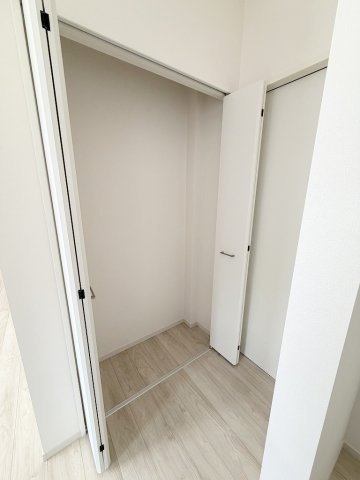 吉川市新栄2丁目　新築戸建　全1棟の収納|掃除用具やストック品の収納にも便利なリビングの収納です