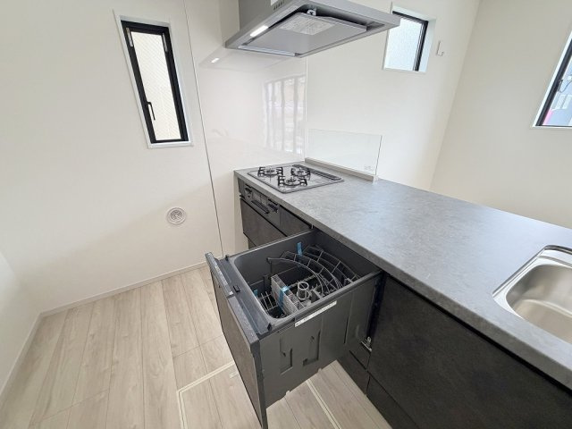 吉川市新栄2丁目　新築戸建　全1棟のキッチン|家事の時短につながる食洗機完備