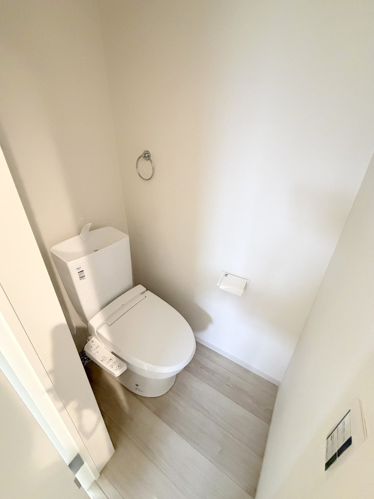 吉川市新栄2丁目　新築戸建　全1棟のトイレ|2階のトイレです