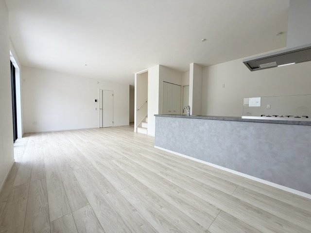 吉川市新栄2丁目　新築戸建　全1棟の居間・リビング|冬でも快適床暖房付きのリビングです