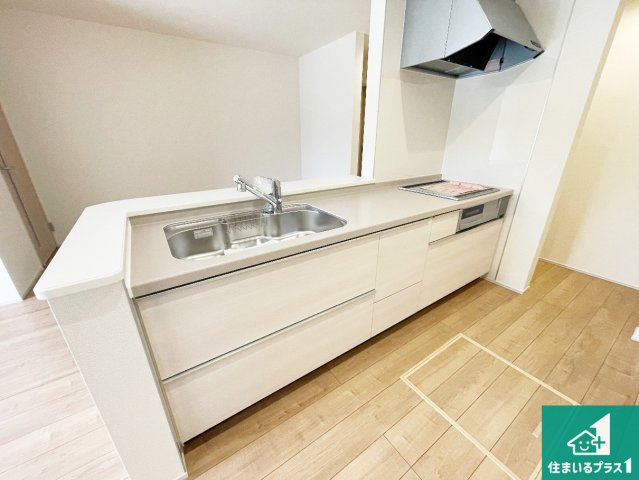 彦根市西今町　第5期　新築一戸建てのキッチン|リビングと統一感があり、使い勝手のいいキッチン。広々としているので、二人並んで作業が出来ちゃいます。お子様と一緒に色々なお料理に挑戦できるスペースがあります。
