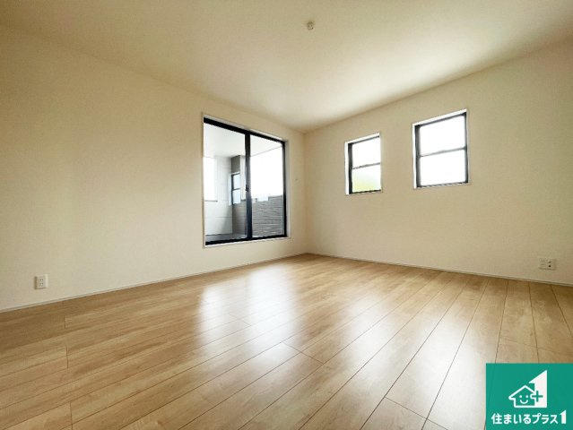 彦根市西今町　第5期　新築一戸建ての洋室|寝室は心地よい眠りについてもらいたくて、シンプルかつ開放的な空間な設計にしています！大きな窓から差し込む日が心地いいです♪