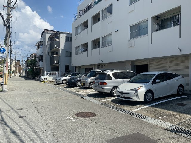 フェザー豊中マンションの駐車場