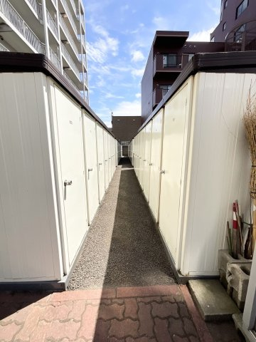 【トランクルーム】 季節用品やアウトドア用品などを収納できるトランクルーム付き。