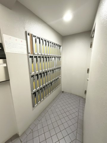 【郵便ポスト】 整理された集合ポストスペースは管理状態の良さを感じられる共用部。