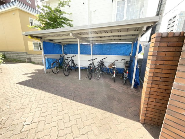 【駐輪場】 屋根付き駐輪場を備え、自転車を雨や雪から守れるのが嬉しいポイント。