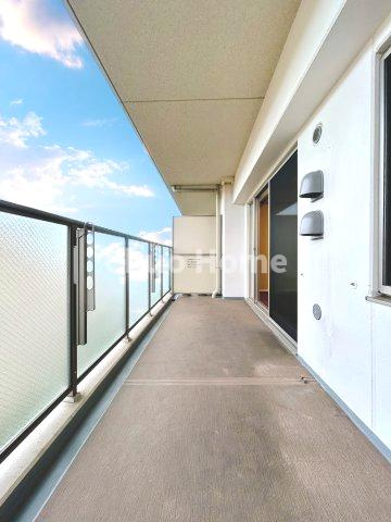 アンビシャス小岩のバルコニー|【バルコニー】幅もあって、奥行きもあるゆとりのバルコニー。洗濯物を干したり乾かしたりだけでなく、ただ出てみるだけでも気持ちいいですよ。