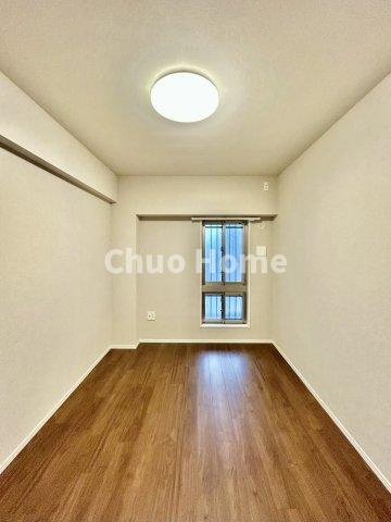 アンビシャス小岩の寝室|【寝室】心と体をゆったりと安らげる主寝室。寝室のゆとりが大きい分だけ、暮らしの安らぎは深まります。一日の疲れを癒すだけでなく、ご夫婦の親密な語らいを紡ぎ出します