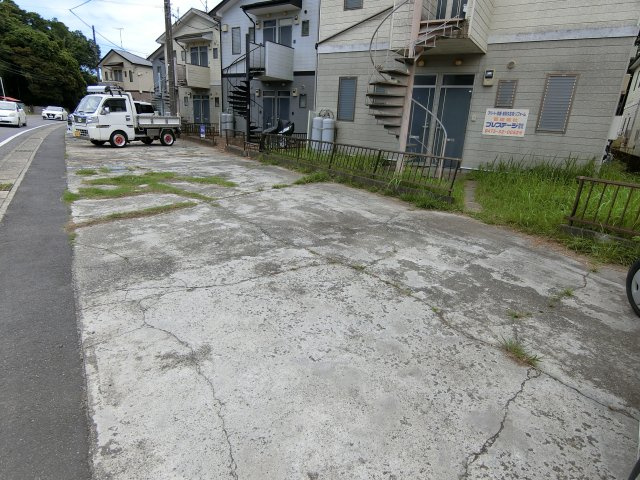 グランディハイツ茂原J棟の駐車場