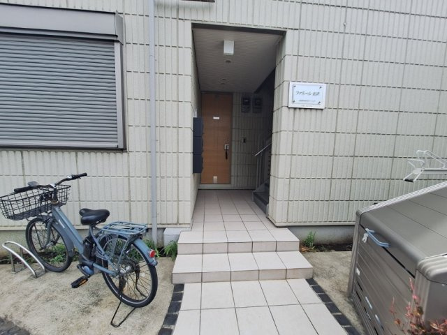 ファミール北沢のエントランス