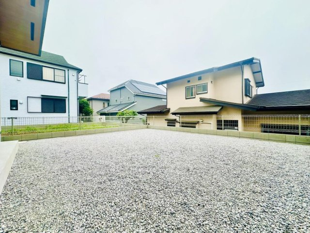 小平市鈴木町１丁目３期Ａ号棟の庭|庭にも芝生を植えて、ナチュラルな家づくりを実現。