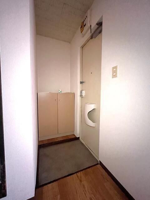 伊勢原市桜台４丁目のアパートの玄関